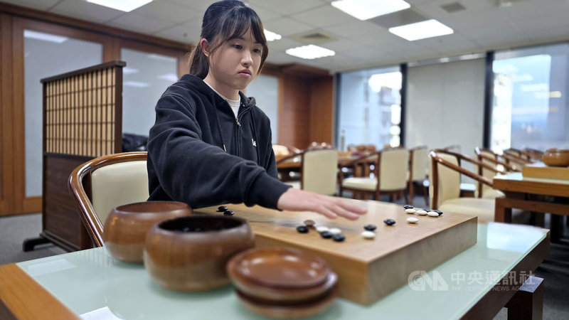 楊子萱將於3月首度代表台灣赴日出戰扇興盃世界女子圍棋最強戰，她表示目標是挺進決賽。圖攝於2月10日。中央社記者趙彥翔台北攝　115年2月16日