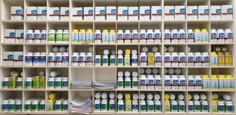 台灣中醫臨床醫學會16日說，科學中藥並非將生藥直接磨粉，若偶因氣候、擠壓等，產生物理性結塊，不涉及品質改變。（中醫臨床醫學會提供）中央社記者余曉涵傳真　115年2月16日