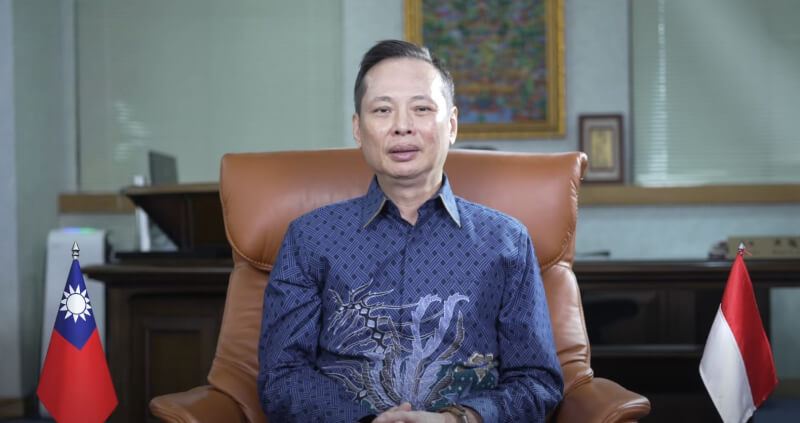 駐印尼代表洪振榮以印尼語、英語及華語3種語言祝賀農曆新年快樂。（圖取自facebook.com/TETOinIndonesia）