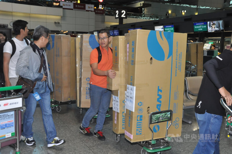 劉金標2012年5月領軍的台日交流—日本島波海道之旅隨行腳踏車行李38輛，相當壯觀，託運時引起其他旅客注意。（中央社檔案照片）