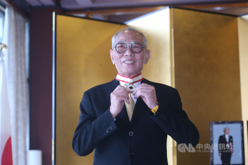巨大集團創辦人劉金標(圖)23日獲日本駐台代表沼田幹夫頒授「旭日中綬章」及證書,表揚他對於強化日本與台灣之間的友好關係所做的貢獻。中央社記者吳翊寧攝 106年11月23日