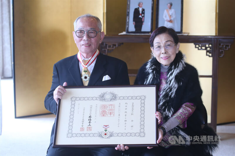 巨大集團創辦人劉金標（圖）23日獲日本駐台代表沼田幹夫頒授「旭日中綬章」及證書，表揚他對於強化日本與台灣之間的友好關係所做的貢獻。中央社記者吳翊寧攝　106年11月23日