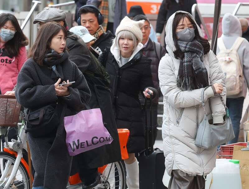 圖為台北市中正區街頭民眾穿著保暖衣物禦寒。（中央社檔案照片）
