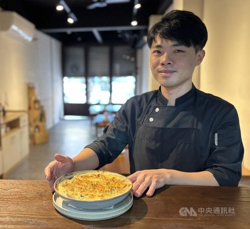 出身宜蘭的藍敏強從小跟著擔任總舖師的父親，學習各式辦桌料理，成年後改學西餐，但他不忘本，改以西餐手路復刻經典台味佳餚，製作成焗烤西魯肉，盼顧客品嚐時就像是造訪宜蘭。中央社記者郭建伸攝　115年2月16日