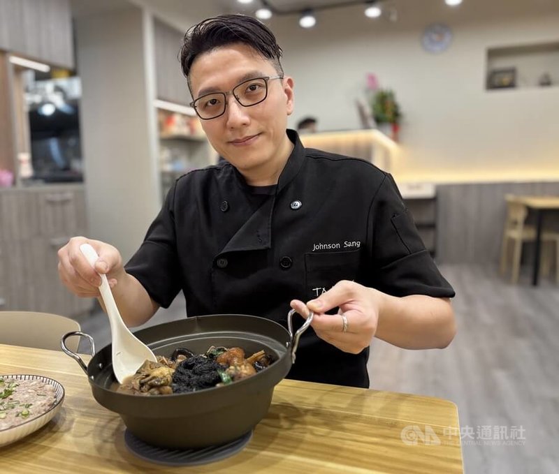 港人Johnson在台北經營港式家庭料理，每逢年節就會推出富含吉祥寓意港式年菜，讓台灣熟客與在台港人能在春節時品嚐道地港味。中央社記者郭建伸攝　115年2月16日