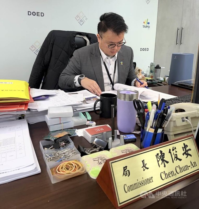 近百年歷史的台北市東門市場將改建大樓，台北市產業發展局長陳俊安說，市場改建期間，外攤仍在原址營業，不會移至中繼市場。中央社記者劉建邦攝　115年2月16日