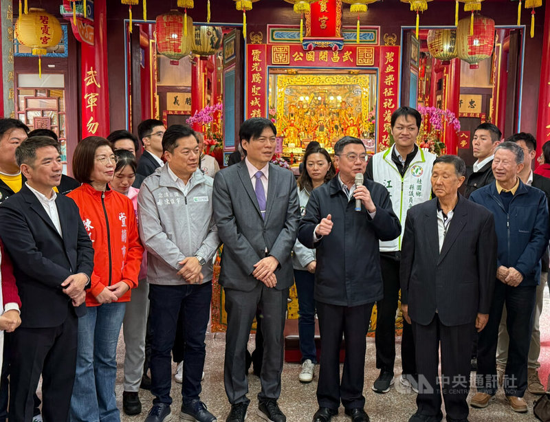 大年初一新年到，行政院長卓榮泰（前右2）17日赴宜蘭走春時表示，行政院原則上完全同意「宜蘭至羅東鐵路高架化計畫」，也盼國會能加速通過預算，早日動工。中央社記者沈如峰宜蘭縣攝　115年2月17日