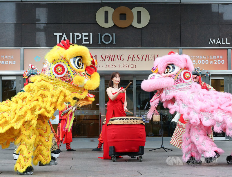 台北101「一馬當先  賈董打鼓賀新春」活動，17日在台北101購物中心信義廣場舉行，台北101董事長賈永婕（中）率領舞獅吉祥物，帶來精彩的新春慶典表演。中央社記者謝佳璋攝  115年2月17日