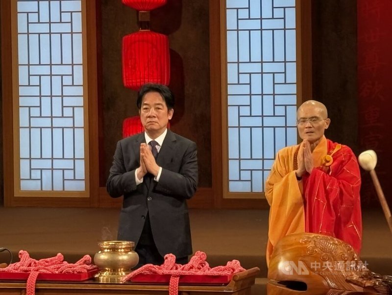 法鼓山16日晚間舉行除夕撞鐘祈福，由總統賴清德（左）與方丈和尚果暉法師（右）等人共同敲擊前3響，為人民祈願。中央社記者曹亞沿攝　115年2月17日