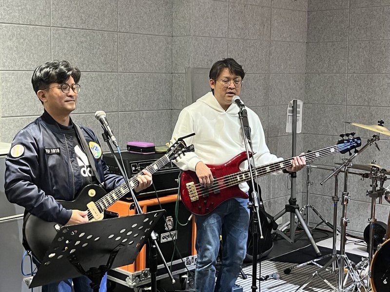 國民黨立委黃建賓（右）與立法院總務處長廖炯志熱愛音樂，2人合組樂團表演。（黃建賓辦公室提供）中央社記者劉冠廷傳真　115年2月17日