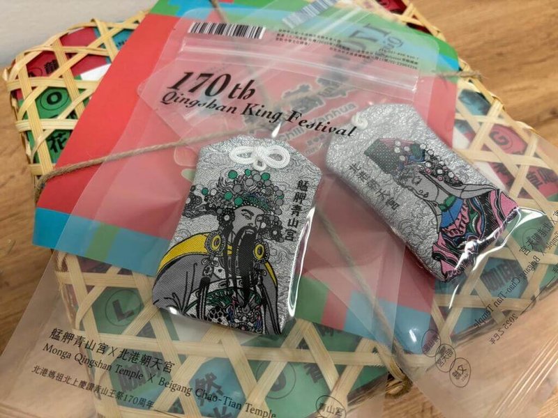 芬蘭台灣人協會春節聚餐，從台灣來的文化賀禮包含艋舺青山宮建宮170週年與北港朝天宮聯合製作的限量護身符。（駐芬蘭代表處提供）中央社記者巫祈麟赫爾辛基傳真 115年2月17日