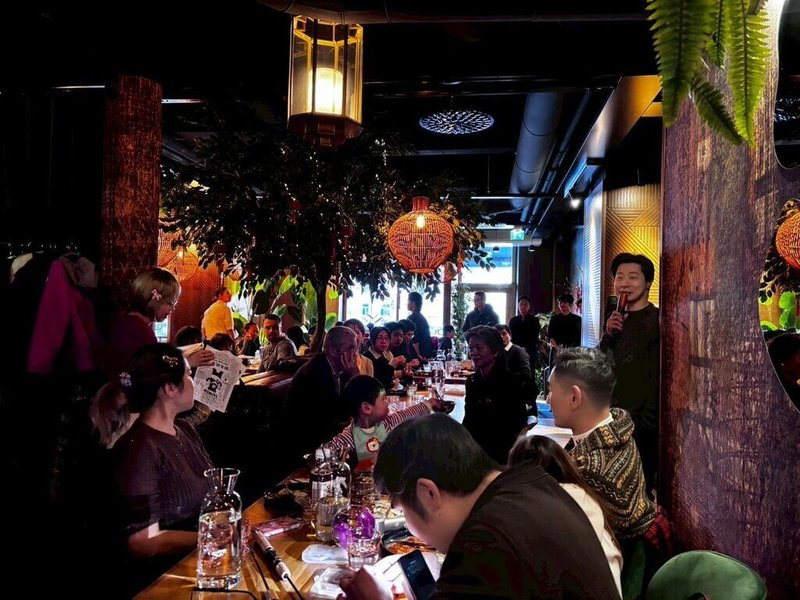 芬蘭台灣人協會於赫爾辛基舉辦春節圍爐，駐芬蘭大使林昶佐（右站立者）出席，現場高朋滿座，旅芬僑民齊聚一堂，氣氛熱鬧溫馨。（駐芬蘭代表處提供）中央社記者巫祈麟赫爾辛基傳真 115年2月17日