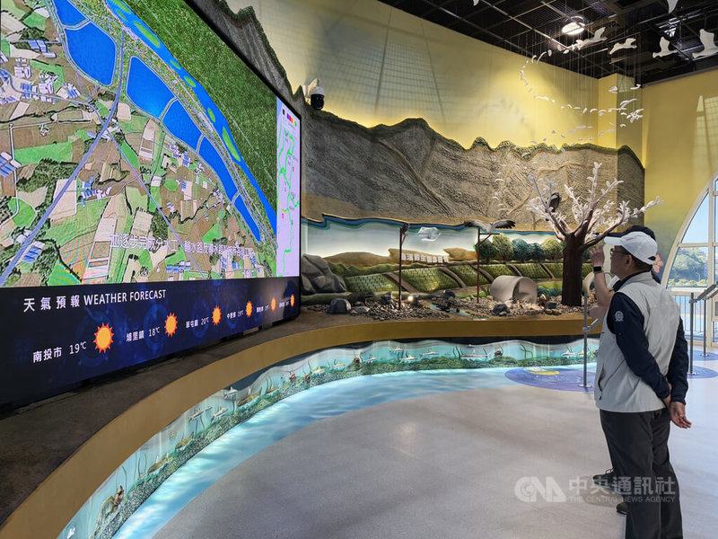 鳥嘴潭人工湖管理中心設水資源教育館,介紹湖區生態,也可讓遊客透過擴增實境與當地動物如石虎、大冠鷲等合影。中央社記者蕭博陽攝 115年2月17日