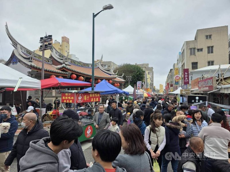 澎湖縣馬公「城隍廟一條街」市集一早湧現人潮，澎湖縣警察局長林樹國親自坐陣，在廟宇四周主要路口部署警力進行交管，讓民眾享受過年走春歡愉。中央社  115年2月17日