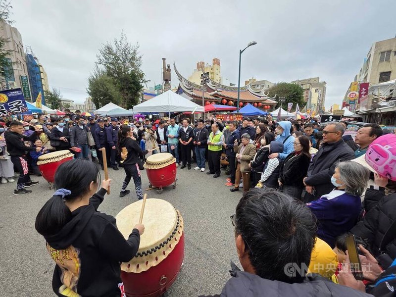 澎湖防衛指揮部戰鼓隊與舞獅隊，17日大年初一在馬公觀音亭與城隍廟前廣場表演，為新春年節增添歡樂景象，獲走春民眾熱烈掌聲。中央社  115年2月17日