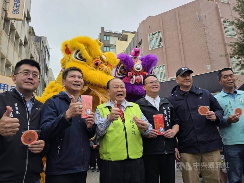 澎湖防衛指揮部戰鼓隊與舞獅隊，17日大年初一在馬公觀音亭與城隍廟前廣場表演，澎湖縣長陳光復（左3）也到場發送福袋。中央社  115年2月17日