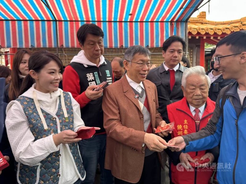 台灣民眾黨創黨主席柯文哲（前左2）與新竹市長高虹安（前左）、副市長邱臣遠（2排右）等人17日到新竹市開台金山寺參拜，並發放小紅包給民眾。中央社記者魯鋼駿攝　115年2月17日