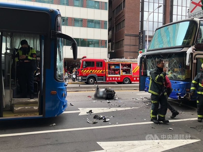 台北市中山北路與民族東路17日發生一起遊覽車逆向行駛交通事故，肇事楊男疑身體不適釀禍，共造成機車騎士及乘客3人受傷。（翻攝照片）中央社  115年2月17日
