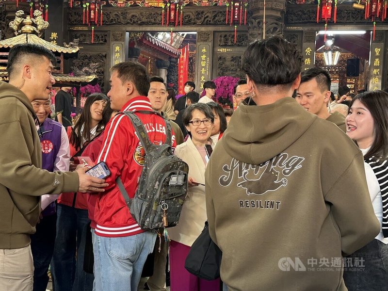 副總統蕭美琴17日大年初一南下參拜、發放馬年福袋，所到之處吸引大批人潮，她的特勤隨扈人員也換上新裝，為胸前寫有Team Taiwan的墨綠色帽T，背後還有戰貓，引發民眾熱烈討論。中央社記者趙麗妍攝　115年2月17日