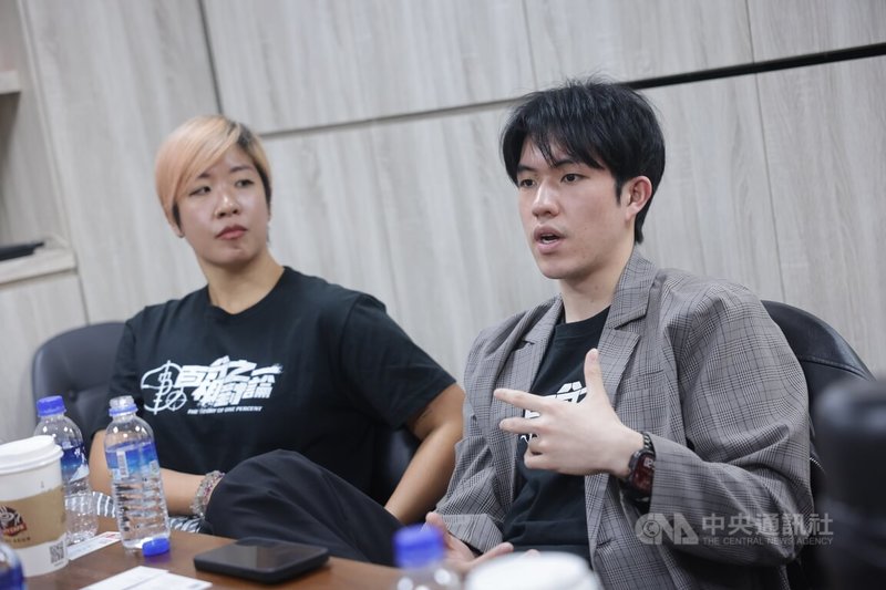 實境節目「百分之一相對論」現正熱播中，總導演郭方儒（右）和製作人郭彥伶（左）表示節目內容融合台灣在地故事，希望用實境秀的節目來凸顯台灣的在地故事。中央社記者裴禛攝　115年2月17日