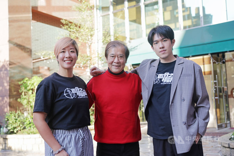 知名製作人郭建宏（中）和兒子郭方儒（右）、女兒郭彥伶（左）日前接受中央社專訪，父子女3人因看見日韓實境節目攻佔串流平台，決心一起找出台灣最獨特的IP，喊話台灣要有自己的作品。中央社記者裴禛攝　115年2月17日