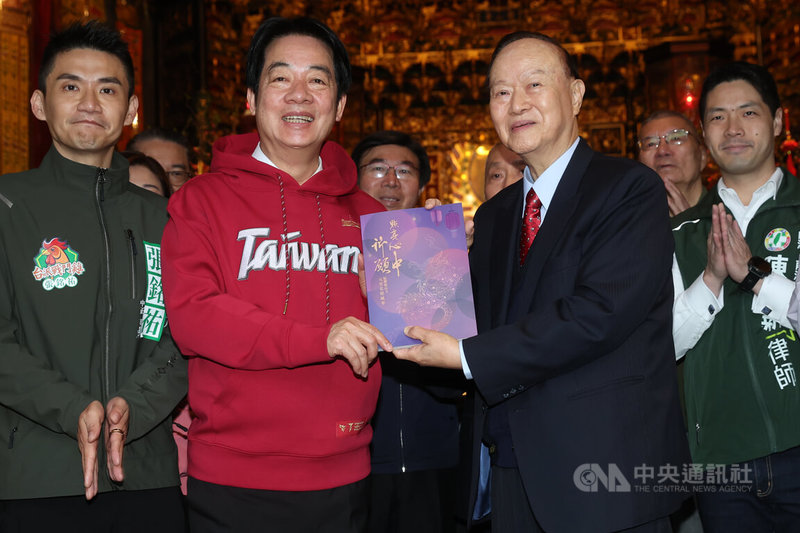 總統賴清德（前左2）17日上午在艋舺龍山寺參香並發放福袋，賴總統與龍山寺董事長黃書瑋（前右2）互贈禮品。中央社記者吳家昇攝 115年2月17日