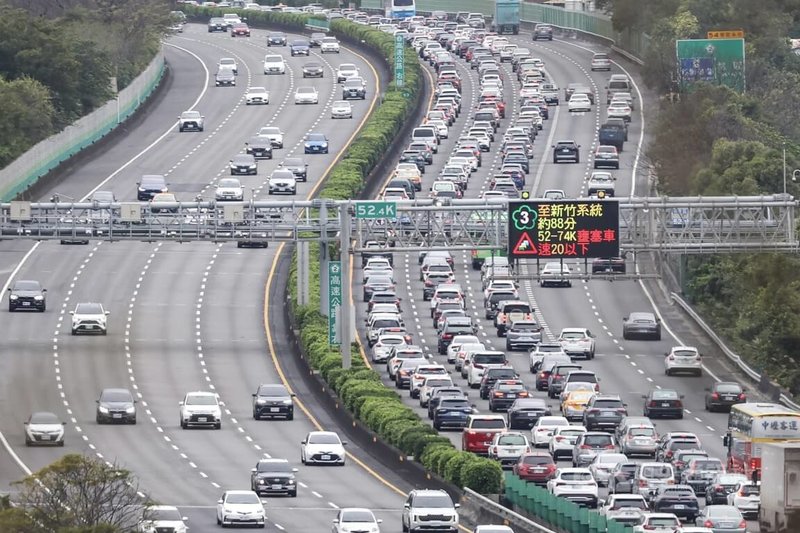 17日是大年初一，交通部高速公路局預估，上午國道有8個路段易壅塞，建議南向用路人中午時段過後再出發，可節省寶貴時間。國道3號三峽段南向車多壅塞，車速緩慢。中央社記者吳家昇攝 115年2月17日
