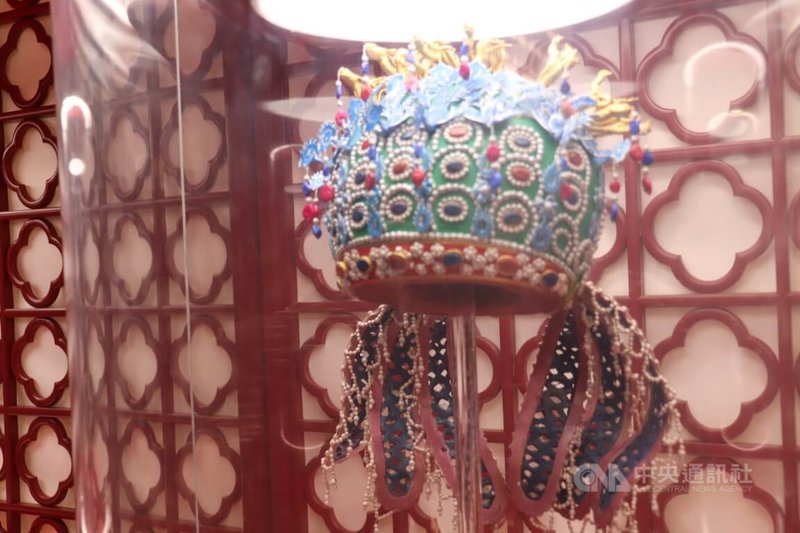 北京巧克力博物館用巧克力打造的明孝端皇后九龍九鳳冠,根據介紹,製作耗時7個月時間,是工時最長的產品。中央社記者呂佳蓉北京攝 115年2月17日