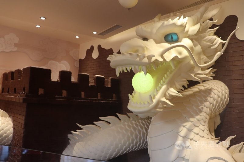 北京巧克力博物館內的中國龍是由白巧克力打造。根據介紹,原因是白巧克力比較堅硬適合塑形,白色的光澤更能模仿龍的皮膚肌理感。中央社記者呂佳蓉北京攝 115年2月17日