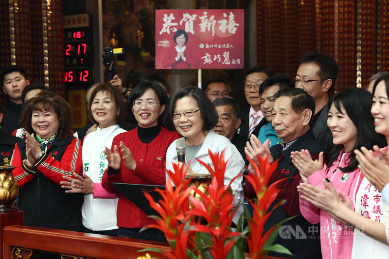 前總統蔡英文（前中）17日陪同民進黨新北市長參選人蘇巧慧（前左3）到新北板橋接雲寺參拜，蔡英文致詞時大讚蘇巧慧是新北市長的好選擇，呼籲民眾多多支持。中央社記者王騰毅攝  115年2月17日