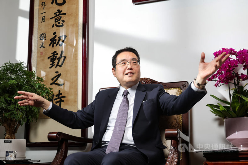 總統府第三局長古文劍表示，國宴座位是依人數多寡來選擇圓桌、方桌或長桌，目的是有利雙方交流對話。中央社記者翁睿坤攝　115年2月17日