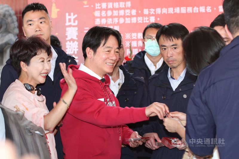 總統賴清德（前左2）17日下午到台南麻豆代天府發放福袋，吸引大批民眾提早到現場排隊領取。中央社記者楊思瑞攝　115年2月17日