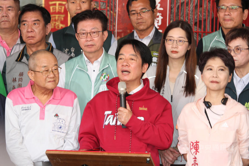 總統賴清德（前中）17日下午到台南麻豆代天府發放福袋，致詞時表示，蝴蝶蘭銷美零關稅與台南關係密切，可因此得到很大利益。前右為民進黨立委陳亭妃。中央社記者楊思瑞攝  115年2月17日