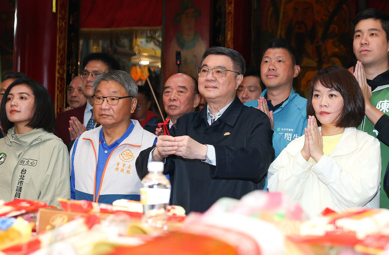 行政院長卓榮泰（前右2）17日上午前往木柵忠順廟參拜祈福，祈求國泰民安。中央社記者謝佳璋攝  115年2月17日