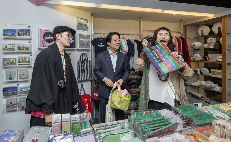 總統賴清德(中)邀日本大胃王Angela佐藤(右)與YouTuber Iku(左)開箱總統府,並親自導覽總統府紀念品中心,挑選多樣具台灣特色的紀念品送給他們。(總統府提供)中央社記者溫貴香傳真 115年2月17日