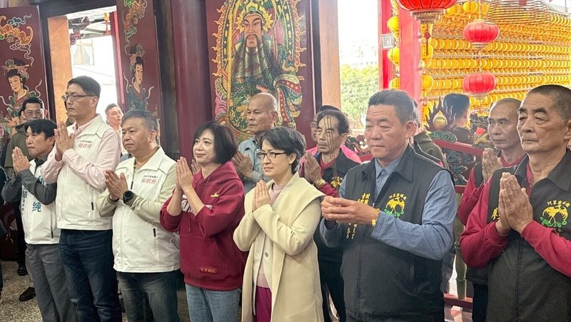 副總統蕭美琴(右3)大年初一南下台中市霧峰區南天宮參拜。民進黨立委何欣純(左4)、台中市議員林德宇(左2)、李天生(左3)陪同。(何欣純辦公室提供)中央社記者趙麗妍傳真 115年2月17日