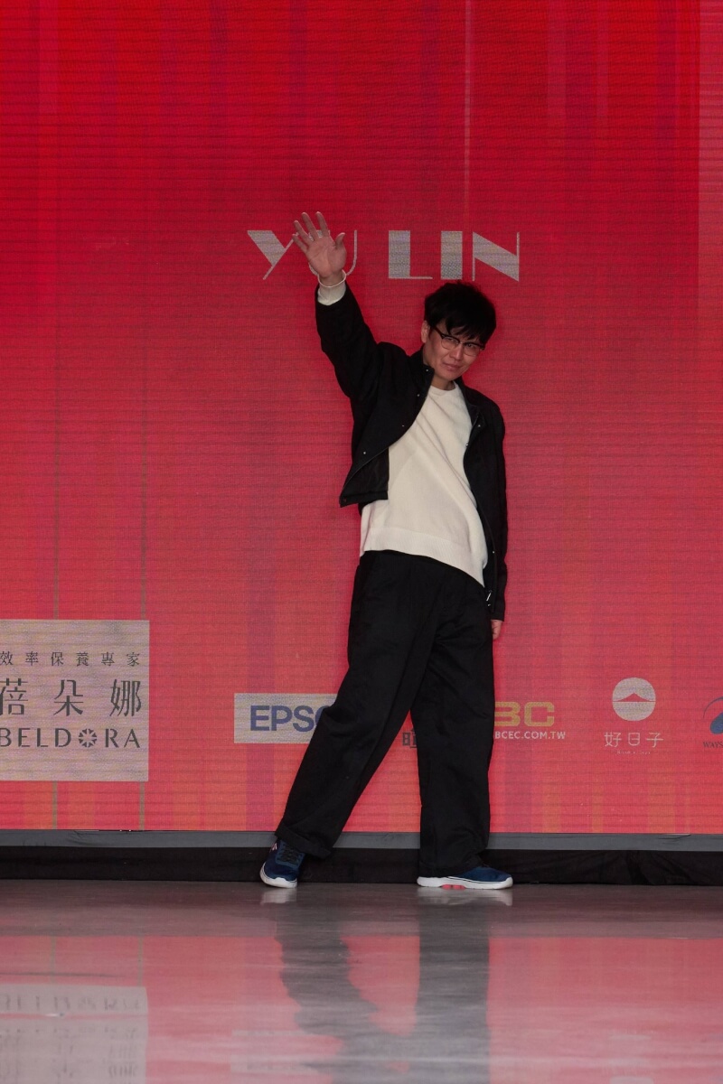 台灣服裝設計師施堉霖在紐約時裝週發表新作，向觀眾揮手致意。（圖取自facebook.com/yulins2）