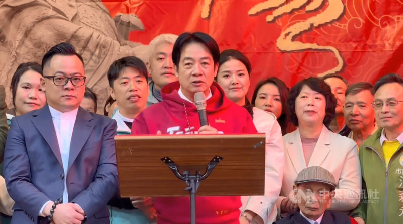 總統賴清德（前左2）17日到基隆慶安宮參拜，致詞時向在地鄉親大力推薦民進黨基隆市長提名人、基隆市議長童子瑋（前左）。中央社記者王朝鈺攝 115年2月17日