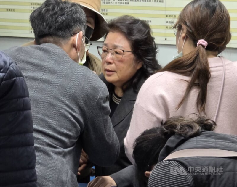 澎湖縣長陳光復17日出席活動時不慎踩空跌倒，頭部撞傷陷入昏迷，緊急送往三總澎湖分院救治，陳光復夫人吳淑瑾（中）也趕赴醫院了解狀況；晚間陳光復已後送高雄榮總救治。中央社  115年2月17日