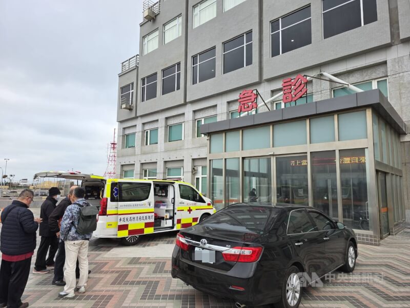 澎湖縣長陳光復17日出席春節活動時不慎踩空跌倒，昏迷送往三總澎湖分院急診（圖）救治，至傍晚仍處於昏迷狀態，目前已由直升機協助後送高雄榮總進一步治療。中央社　115年2月17日