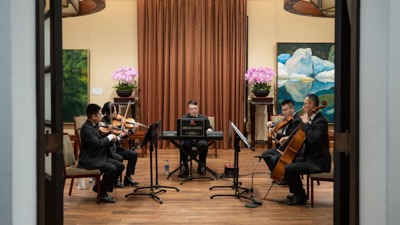 總統府第三局長古文劍表示，國防部示範樂隊在國宴開始前先演奏友邦國歌，之後總統致歡迎詞、來訪元首回應致詞，宴會結束後再演奏中華民國國歌。圖為國防部示範樂隊演奏。（總統府提供）中央社記者溫貴香傳真　115年2月17日