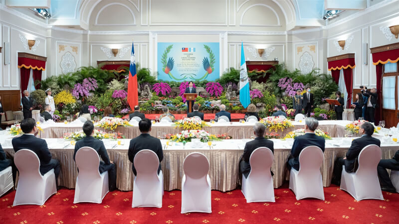 總統府第三局長古文劍表示，國宴座位是依人數多寡來選擇圓桌、方桌或長桌，目的是有利雙方交流對話。圖為2025年6月總統賴清德以國宴宴請瓜地馬拉總統阿雷瓦洛（Bernardo Arevalo）一行。（總統府提供）中央社記者溫貴香傳真　115年2月17日