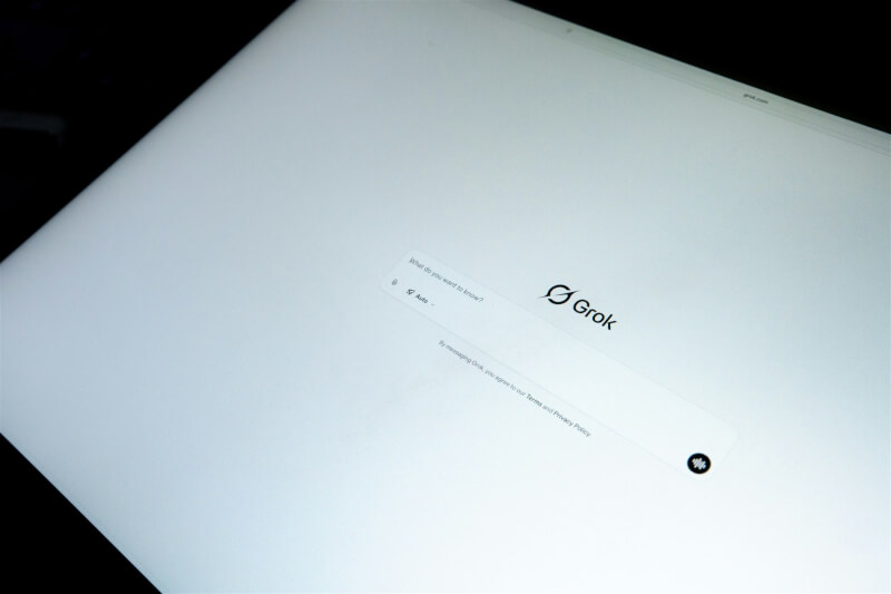 人工智慧聊天機器人Grok上個月因回應用戶要求，在X大量生成經AI修改、近乎裸露的真實人物影像，引發全球廣泛憤怒與多國調查。（圖取自Unsplash圖庫）