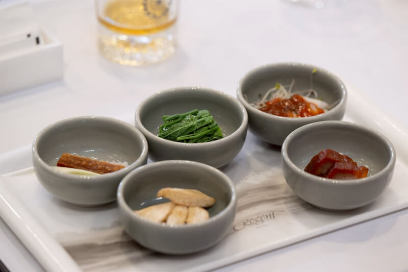 總統府第三局長古文劍表示，台灣多元文化底蘊深厚，菜色能融合原住民、來台先民、日本、中國大陸及歐美等多國飲食特色。圖為總統賴清德2025年5月午宴美國關島總督古蕾露暨夫婿訪團的菜品。（總統府提供）中央社記者溫貴香傳真　115年2月17日