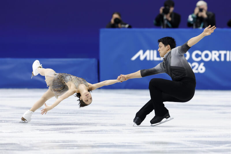 日本雙人花式滑冰選手三浦璃來（左）與木原龍一（右）16日在米蘭冬奧雙人花式滑冰賽事出賽。（共同社）