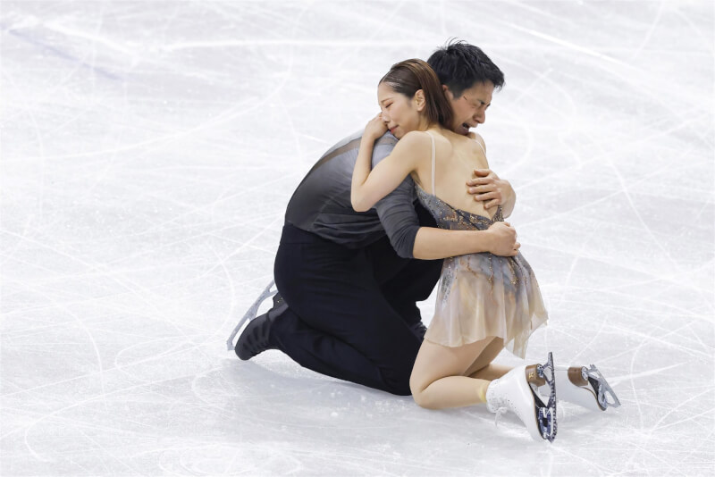 日本雙人花式滑冰選手三浦璃來（右）與木原龍一（左）16日在米蘭冬奧雙人花式滑冰賽事奪下金牌。圖為演出結束兩人在冰面上喜極而泣。（共同社）