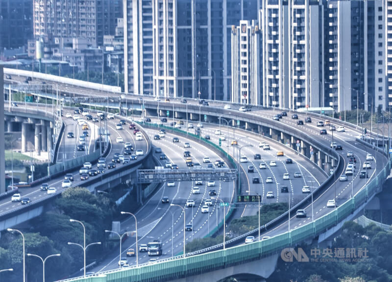 圖為除夕上午國1台北路段，交通大致順暢。（中央社檔案照片）