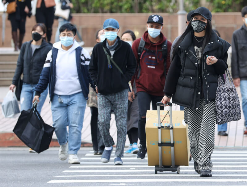 氣象署表示，受東北季風影響，北部18日初二還要再濕涼一天，初三氣溫才會開始稍微回升。圖為北市民眾穿著厚外套外出（中央社檔案照片）