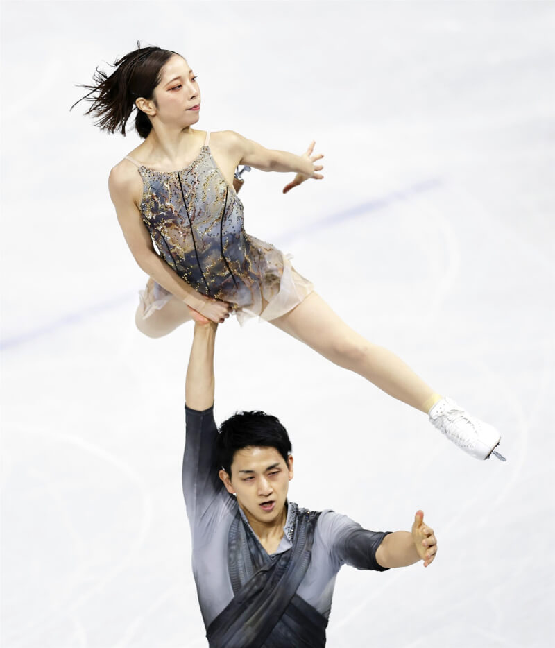 日本雙人花式滑冰選手三浦璃來（上）與木原龍一（下）16日在米蘭冬奧雙人花式滑冰賽事出賽，他們在長曲的分數刷新世界紀錄。（共同社）