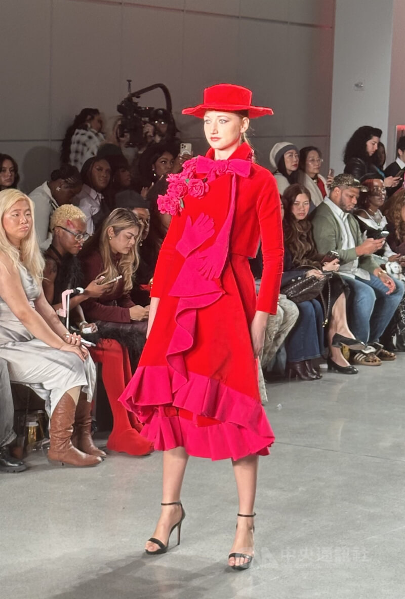 台灣設計師施堉霖在2026紐約時裝週展示高級手工訂製服。中央社記者廖漢原紐約攝　115年2月17日